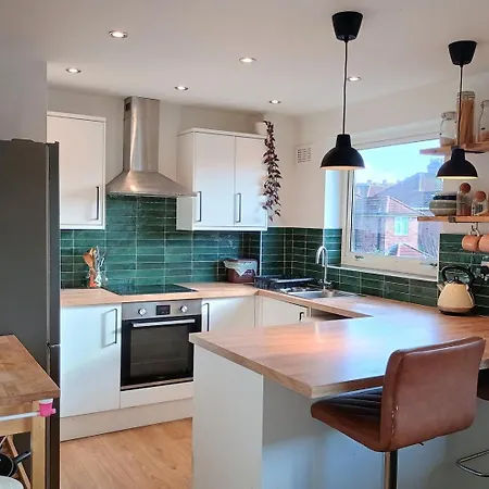 Daire Kimberley House | Stylish 2-bed Retreat *