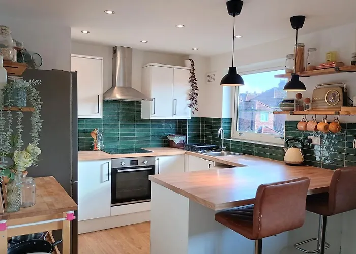 Апартаменти Kimberley House | Stylish 2-bed Retreat *